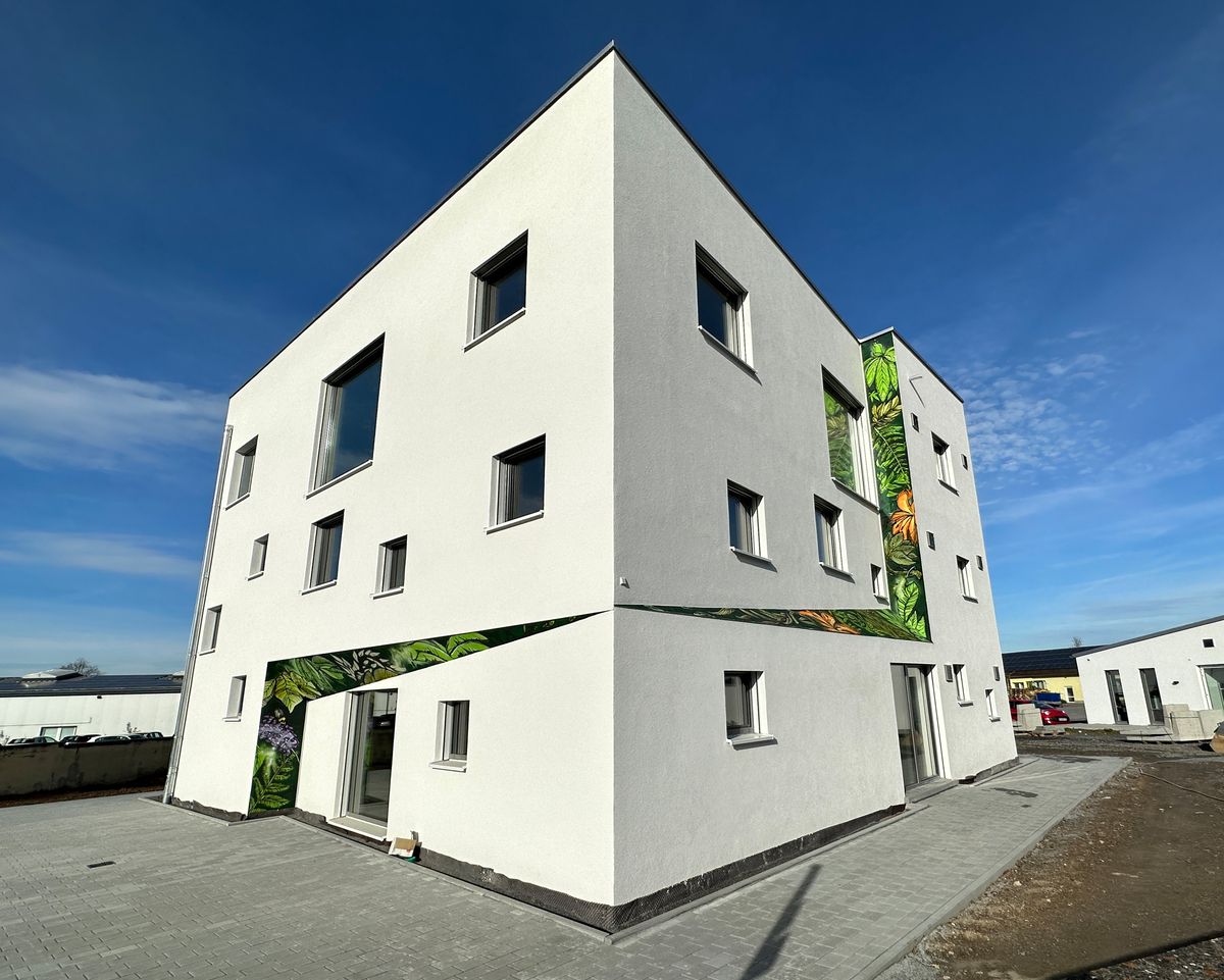 Böser Bürogebäude Ubstadt Neubau: Kubischer Baukörper mit begrünten Fassadenstreifen