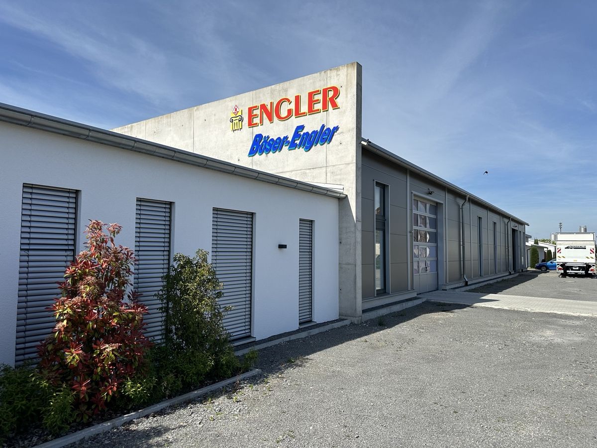 Engler Stuckateure Neubau Büro und Halle: Betriebshalle mit Firmenschriftzug und Rolltoren