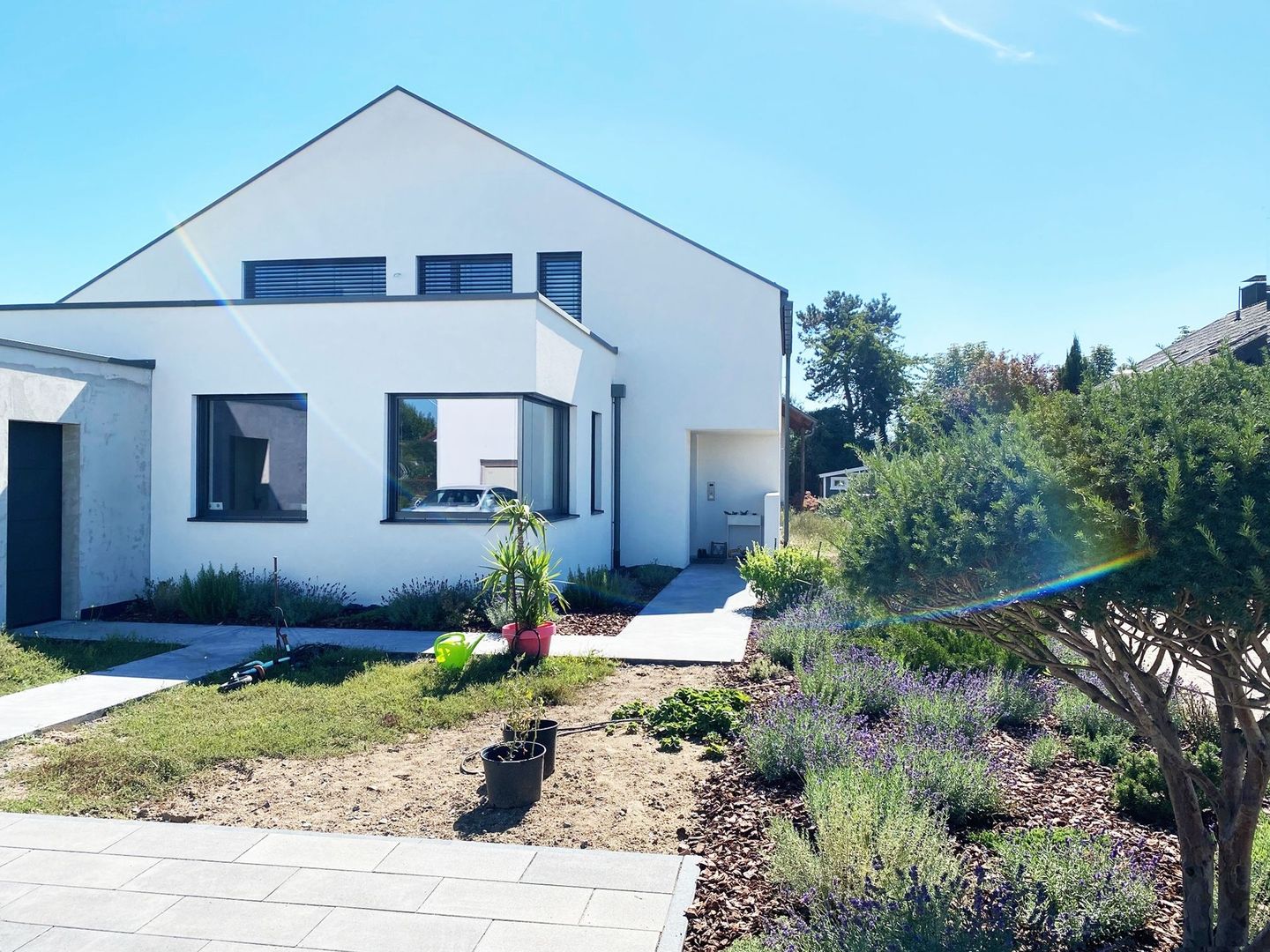 Reihenendhaus P in Graben-Neudorf: Vorderansicht mit Satteldach, Garteneinfahrt und Bepflanzung
