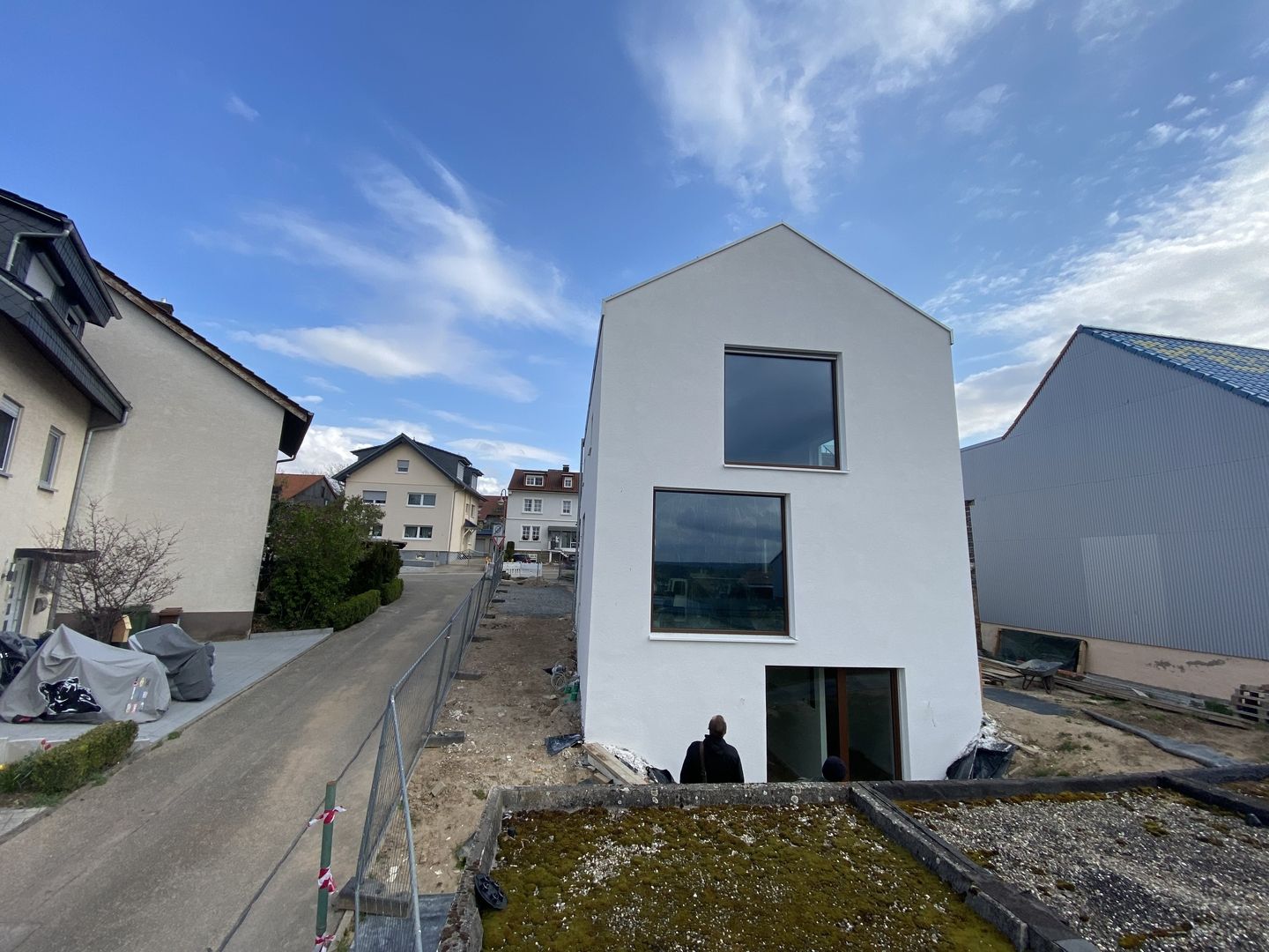 Reihenendhaus W in Malsch bei Heidelberg: Straßenansicht des Rohbaus mit markantem Satteldach