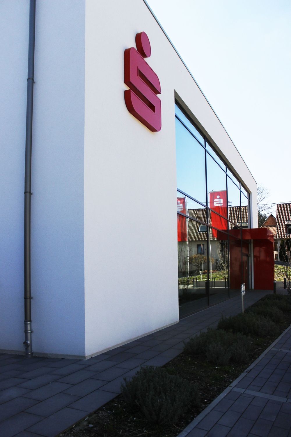 Sparkasse Östringen-Odenheim: Fassadendetail mit rotem Sparkassen-Logo und Glasfront
