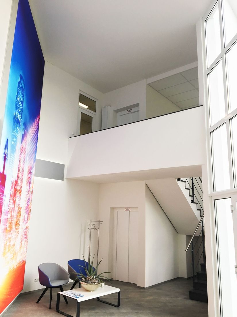 Technologiezentrum Ubstadt-Weiher: Lichtdurchflutetes Foyer mit Galerieebene und Treppe